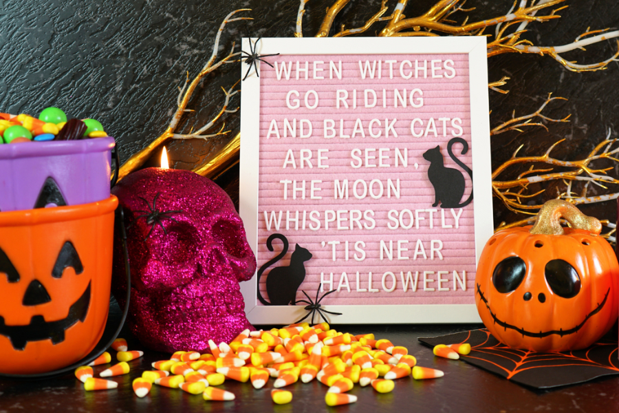 Halloween-themed fireplace mantel decor 